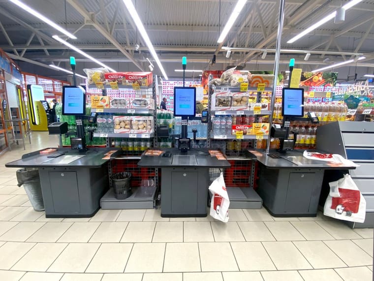 Кассовые линии в торговом зале супермаркета