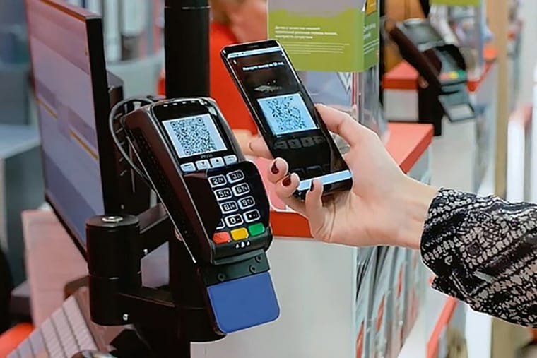 Оплата по QR-коду и терминал на кассе магазина